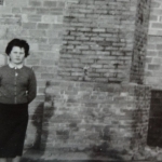  Mme Lascoux devant la cheminée du four à bois en 1955